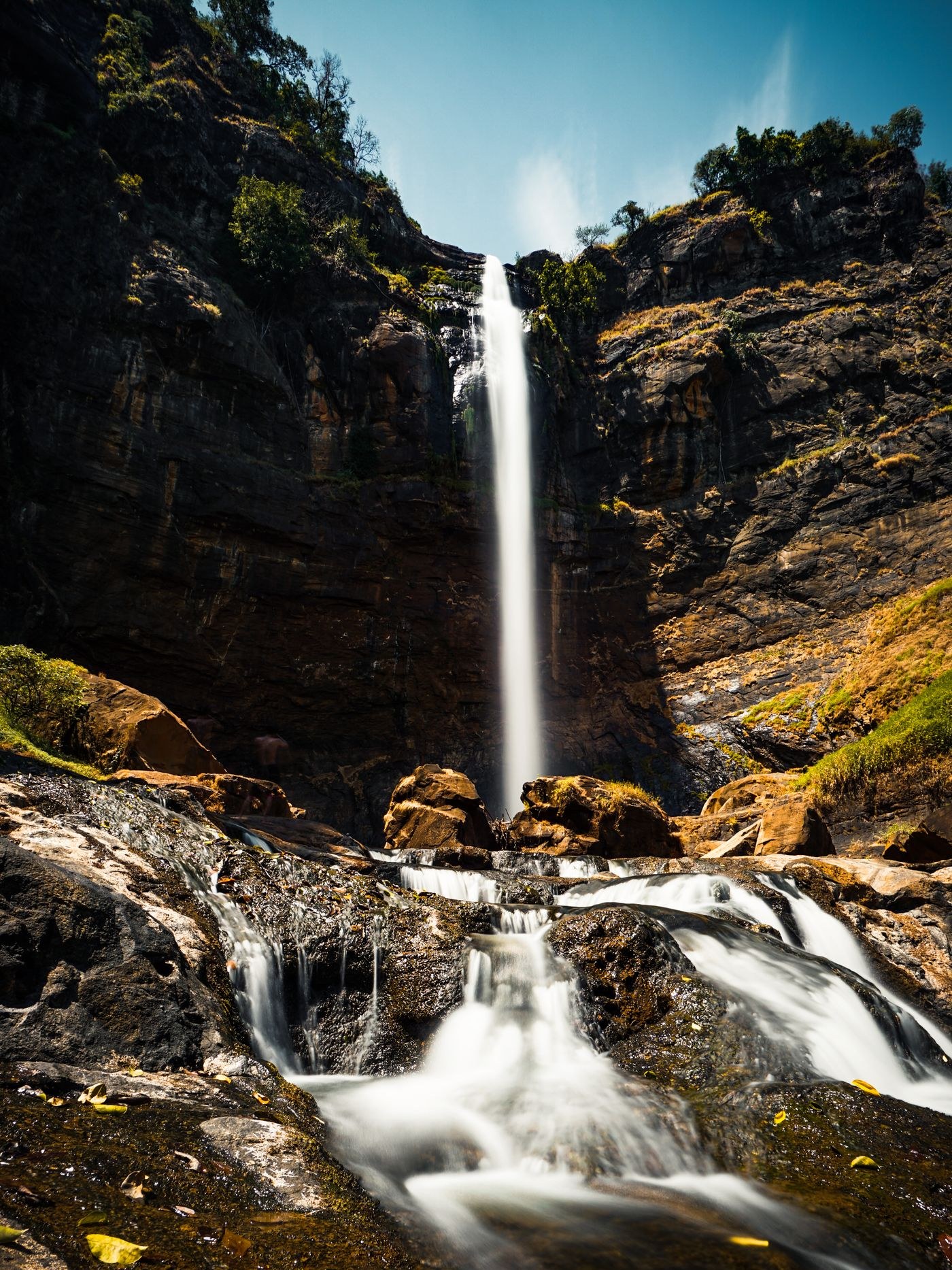 Wasserfall zwischen dunklen Felsen