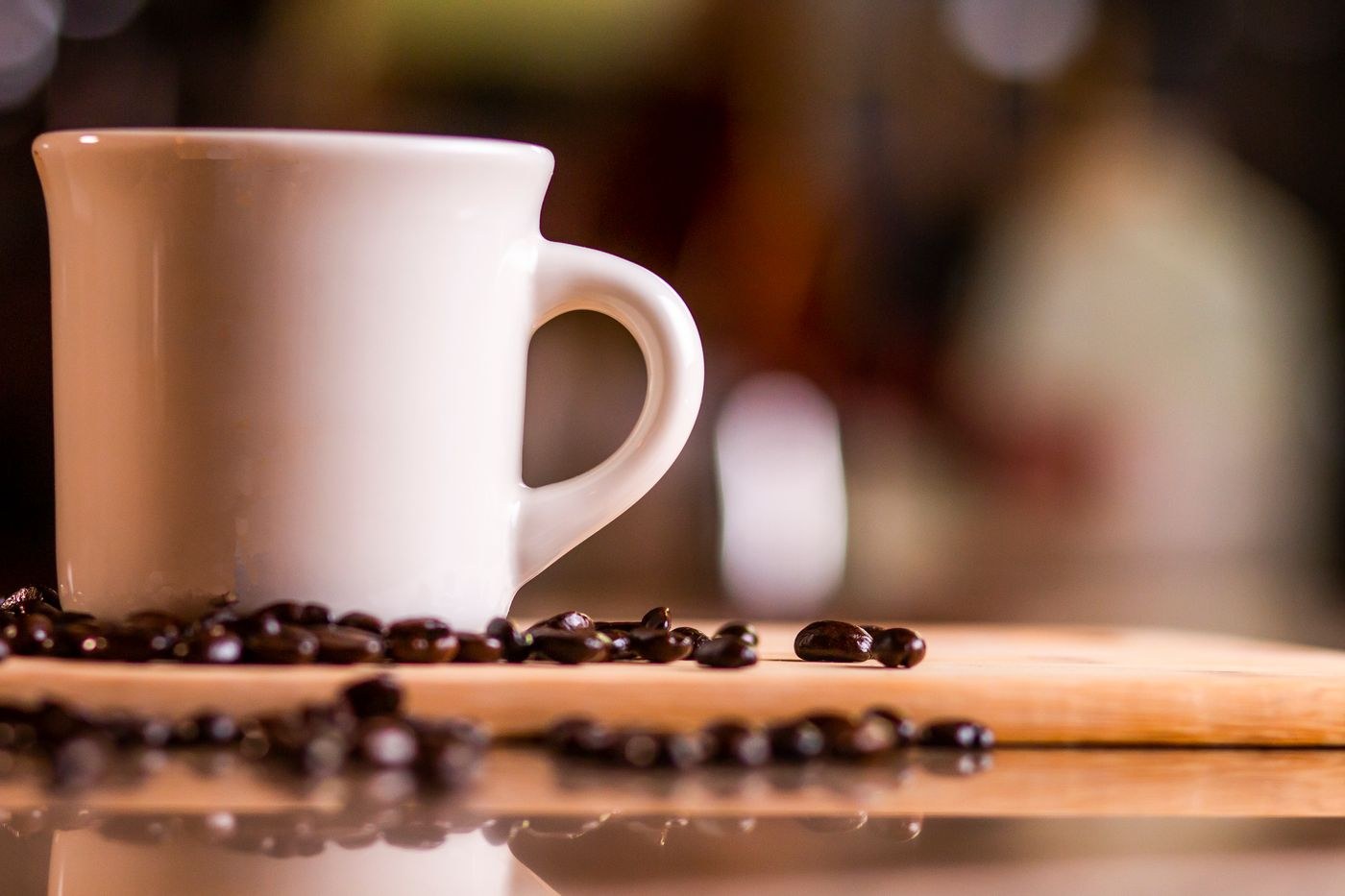 Kaffeetasse vor unscharfem Hintergrund
