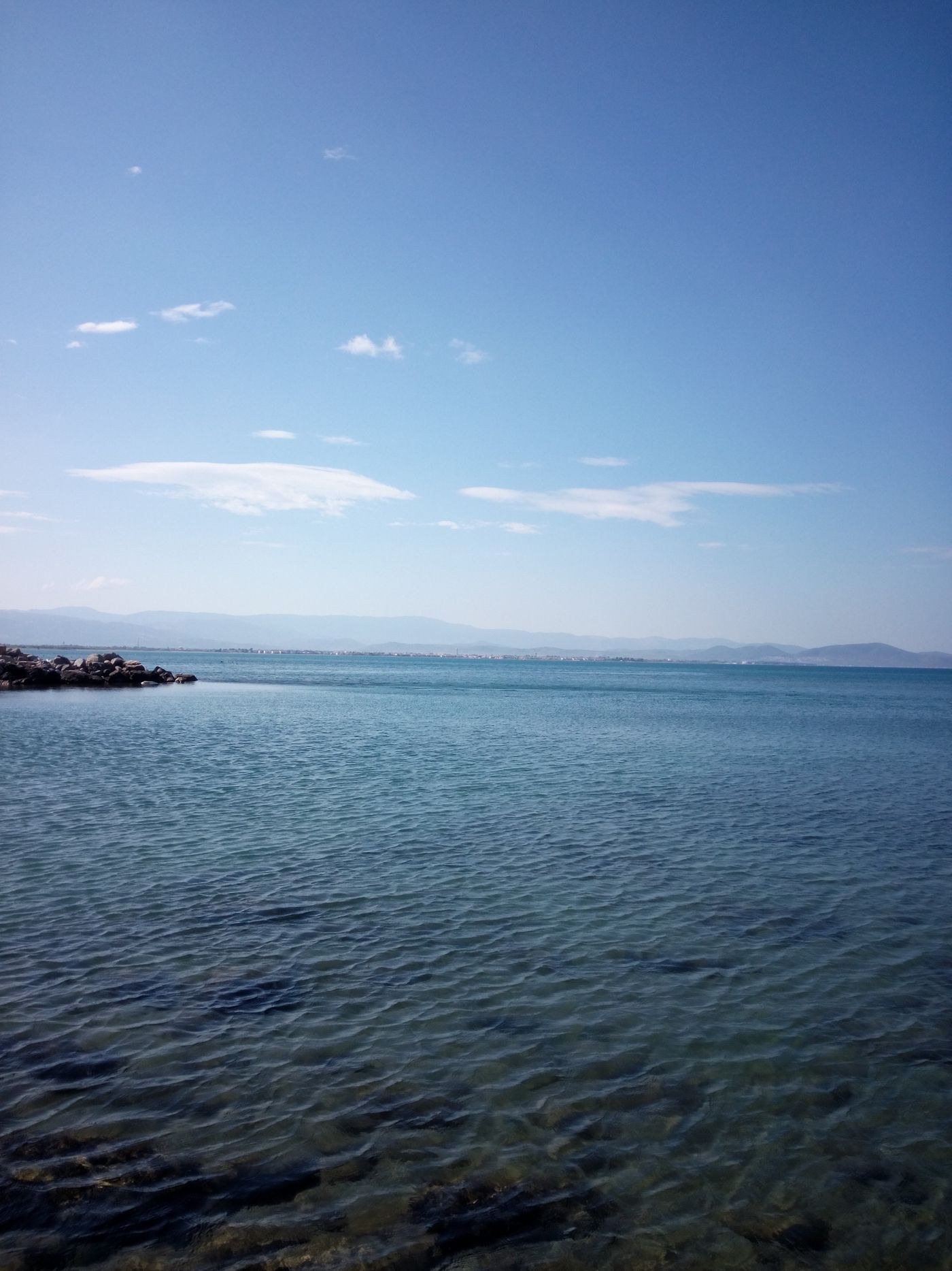 Tiefer Meereshorizont unter weitem blauem Himmel