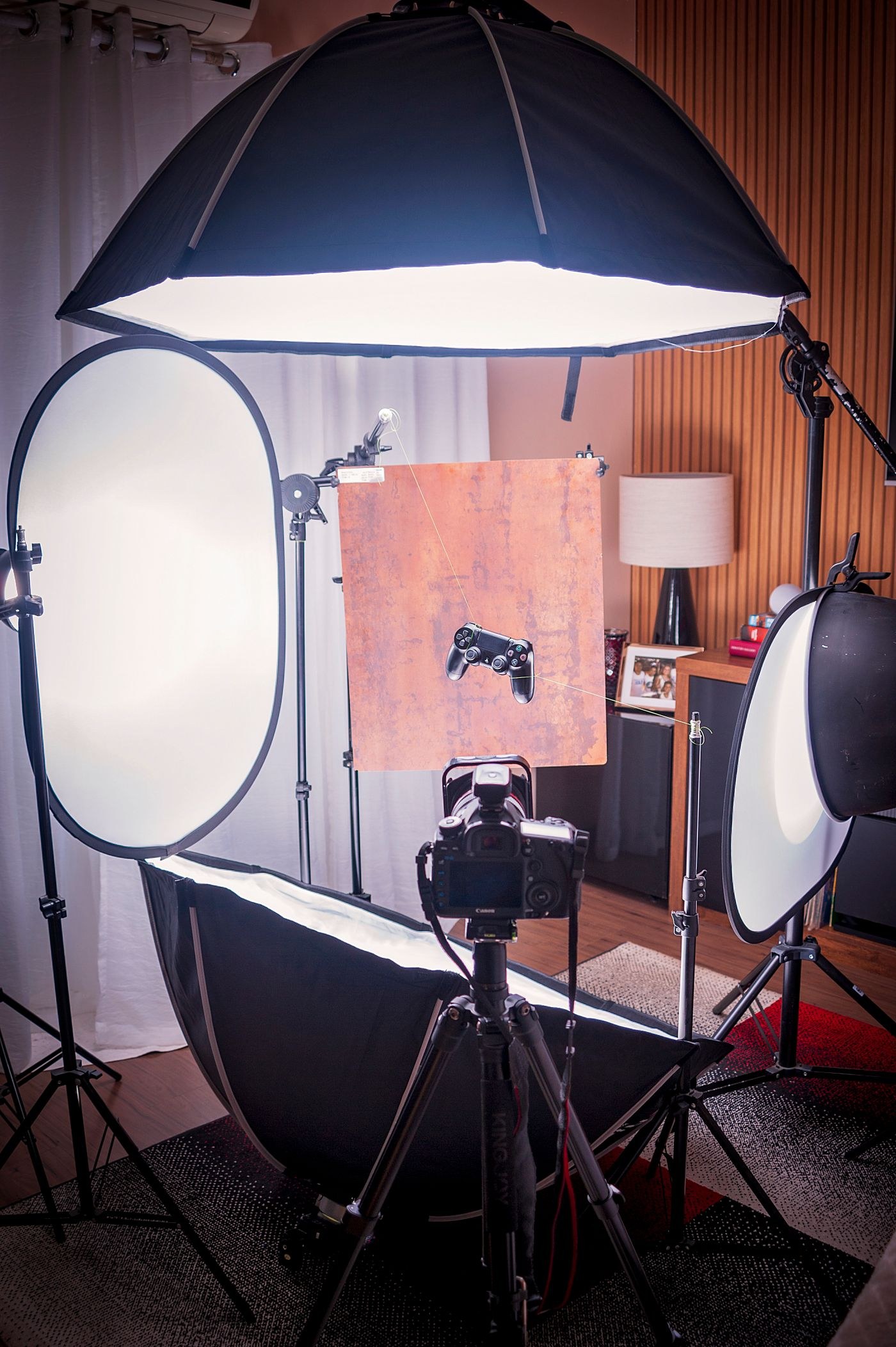 Kamera zwischen Leuchten und Reflektoren im Studio