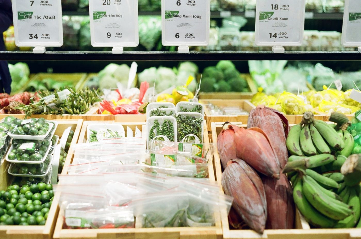 Gemüse und Preisschilder an einem Marktstand