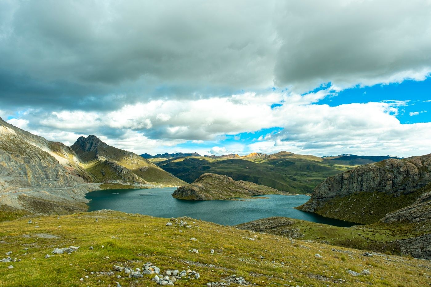 Bergsee und Gebirgsketten unter Wolken