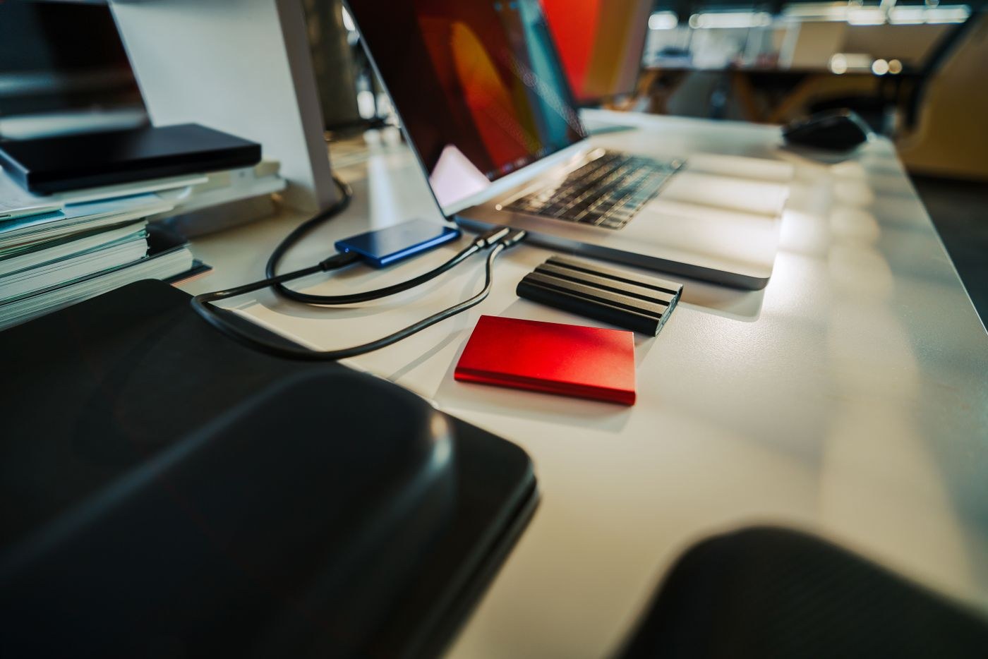 Mehrere externe Laufwerke auf einem Computertisch