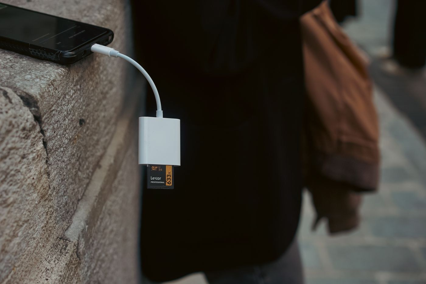 Smartphone mit angeschlossenem Speicherkartenleser