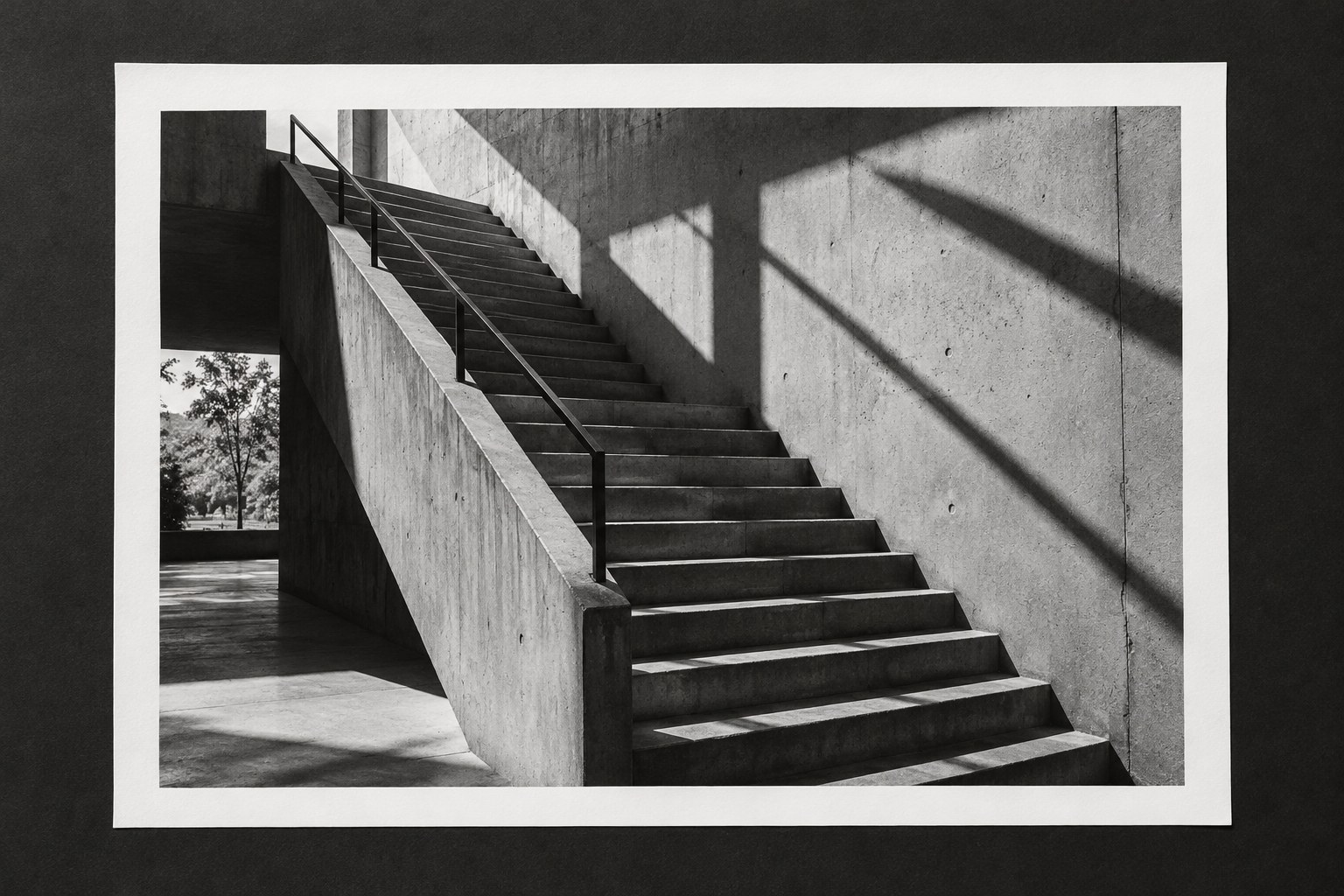 Schwarz-Weiß-Abzug einer Treppe mit geometrischen Schatten